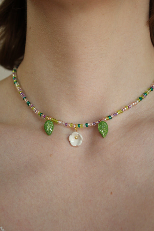 Beaded necklace with daisy