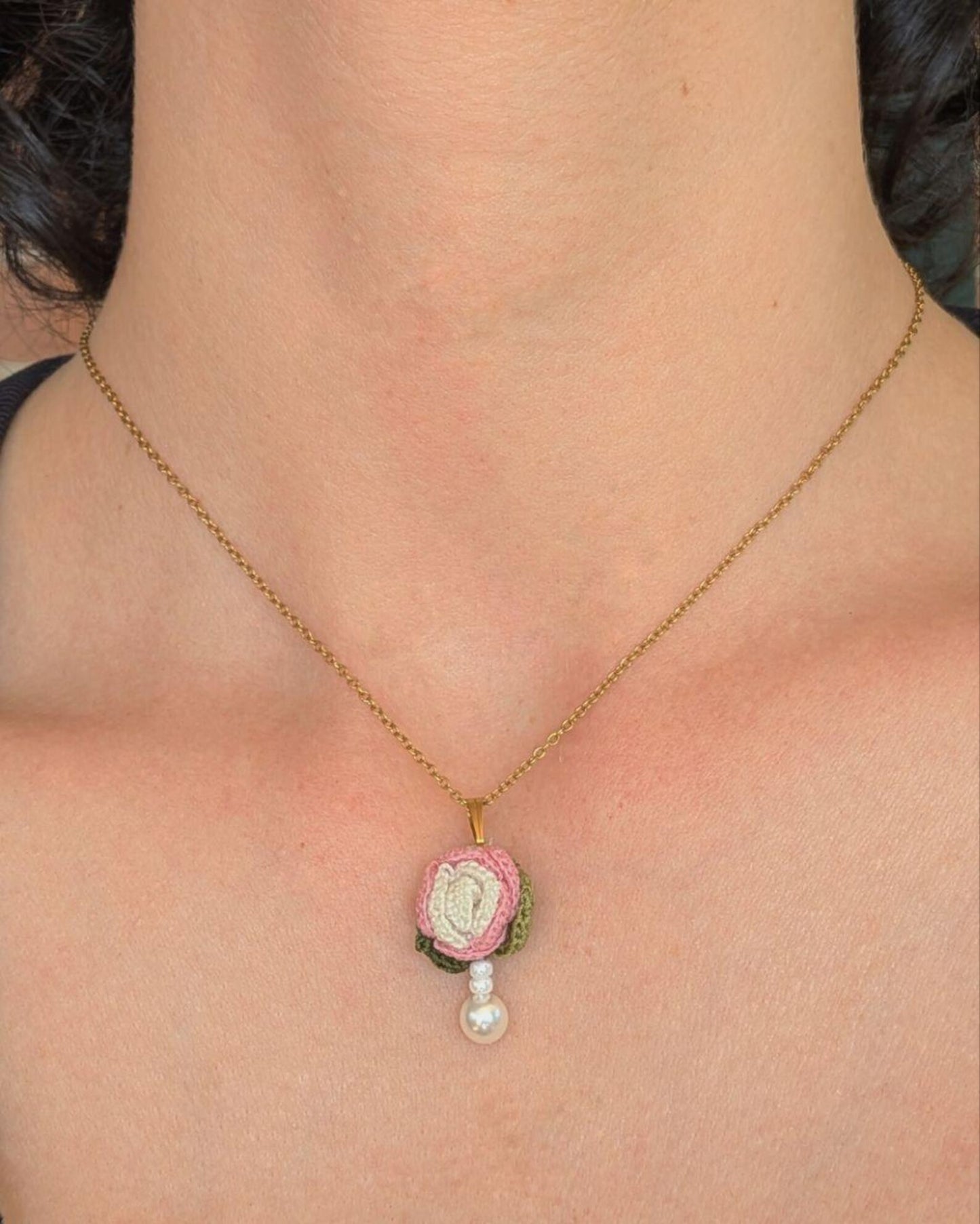 Rosellina rosa con perla (collana)